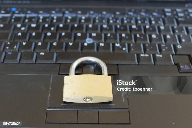 Lucchetto Sulla Tastiera Del Computer Pc Per La Sicurezza Della Rete La Sicurezza Dei Dati E La Protezione Antivirus - Fotografie stock e altre immagini di Accessibilità