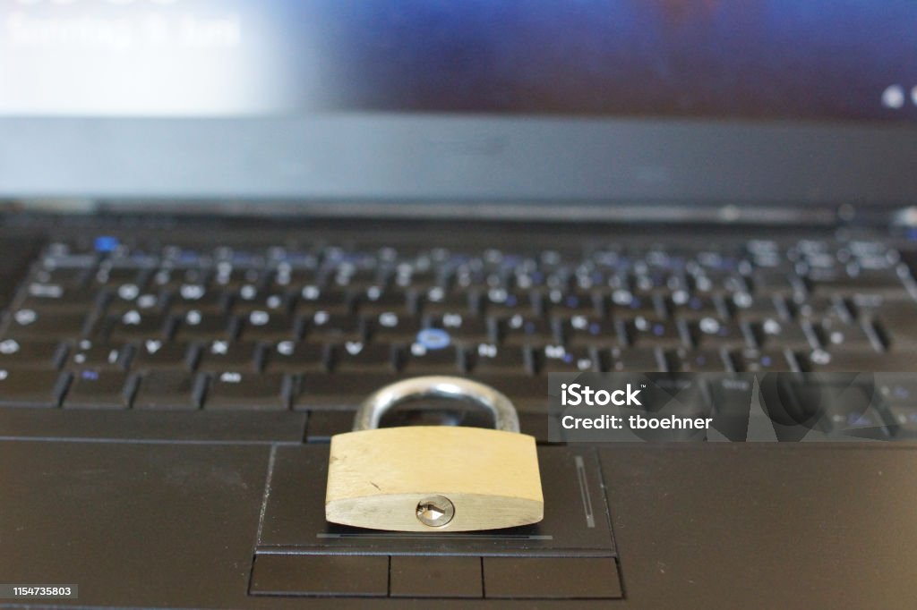 Lucchetto sulla tastiera del computer. PC per la sicurezza della rete, la sicurezza dei dati e la protezione antivirus. - Foto stock royalty-free di Accessibilità