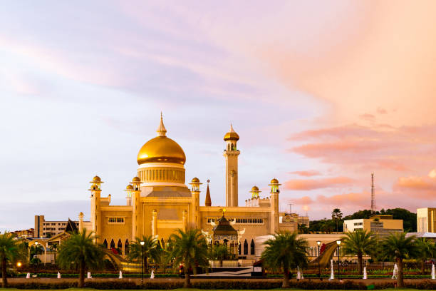 mosquée omar ali saifuddien - bandar seri begawan photos et images de collection