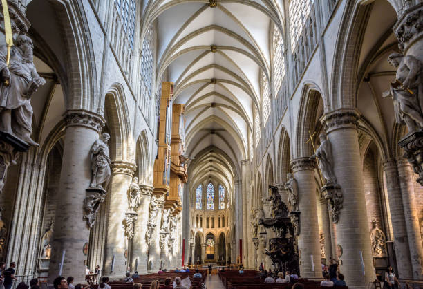 nave y coro de la catedral de san miguel y st. gudula en bruselas, bélgica. - iluminación de techo abovedado fotografías e imágenes de stock