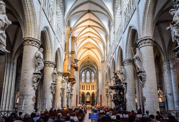 nave y coro de la catedral de san miguel y st. gudula en bruselas, bélgica, durante la misa. - iluminación de techo abovedado fotografías e imágenes de stock