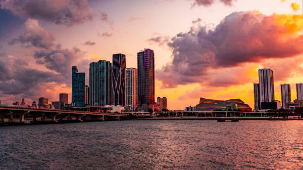 dramatischer sonnenuntergang in miami, florida, am biscayne boulevard als von der venezianischen causeway bridge gesehen - brickell key stock-fotos und bilder