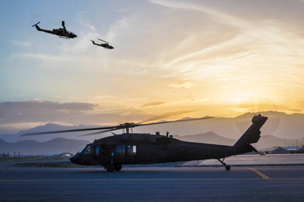 일몰에 airbase에 군사 헬리콥터 - us military helicopter sunset armed forces 뉴스 사진 이미지