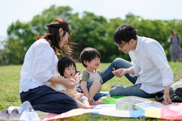 familia teniendo picnic - park child asia lifestyles fotografías e imágenes de stock