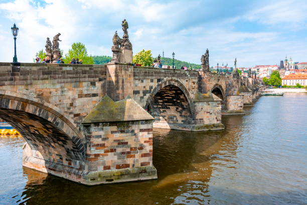 карлов мост через реку влтава, прага, чехия - prague czech republic charles bridge famous place стоковые фото и изображения