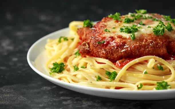 pollo parmesano con queso y salsa marinara servido sobre espaguetis, pastas - noodles pasta chicken breast color image fotografías e imágenes de stock