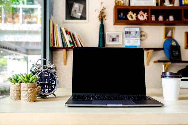 escritorio de trabajo en blanco en la oficina en casa con equipos como computadora portátil/portátil, reloj, árbol de cactus y una taza de café. concepto de negocio de horas de trabajo y estilo de vida. - lifestyles indoors nature business fotografías e imágenes de stock