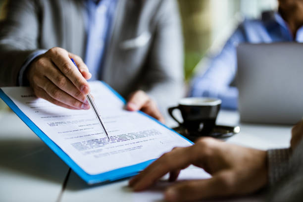 ¡ deberías firmar aquí! - insurance company fotografías e imágenes de stock