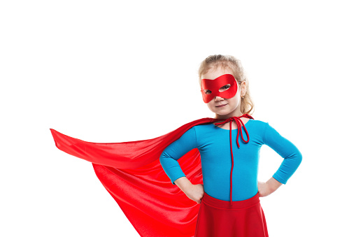 La Bambina Gioca In Un Mantello Rosso Supereroe Nel Vento - Fotografie  stock e altre immagini di Bambino - iStock