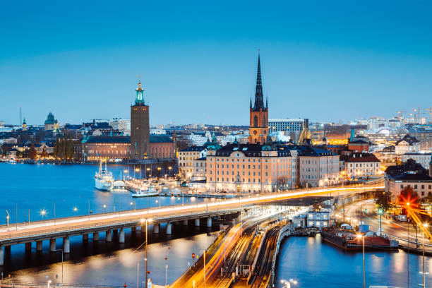 panorama skyline de stockholm au crépuscule, suède, scandinavie - riddarholmen photos et images de collection