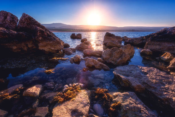 costa rocosa al amanecer, península de akamas, chipre - akamas fotografías e imágenes de stock