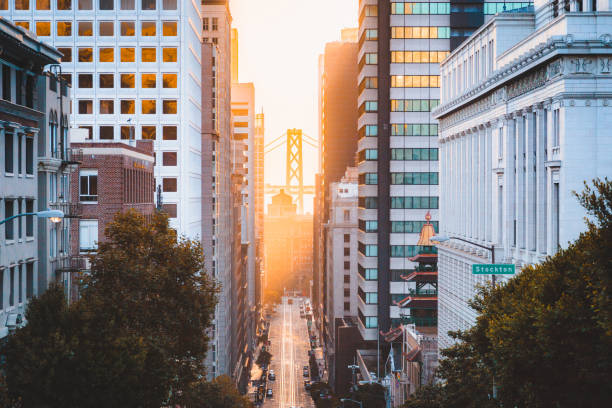 サンフランシスコのダウンタウン、日の出のカリフォルニアストリート、サンフランシスコ、カリフォルニア、アメリカ - san francisco county sunrise nobody sky ストックフォトと画像