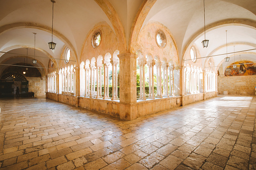 Patio de la iglesia franciscana y monasterio, Dubrovnik, Croacia photo