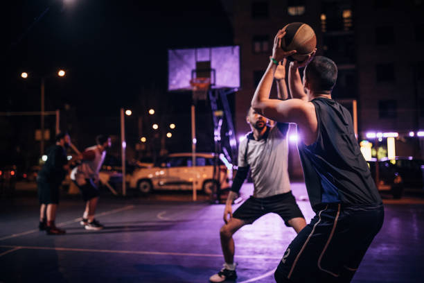 partita amichevole - streetball basketball sport men foto e immagini stock