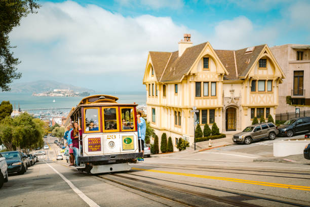 seilbahn in san francisco klettern auf den berg, kalifornien, usa - hyde street stock-fotos und bilder