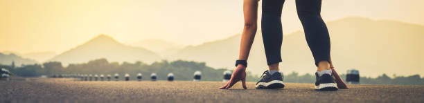 ゴールに到達するために実行中の女性の足のクローズアップ。ジョギングワークアウトとスポーツ健康的なライフスタイルのコンセプト。広告バナーの割合です。 - prepared sole ストックフォトと画像