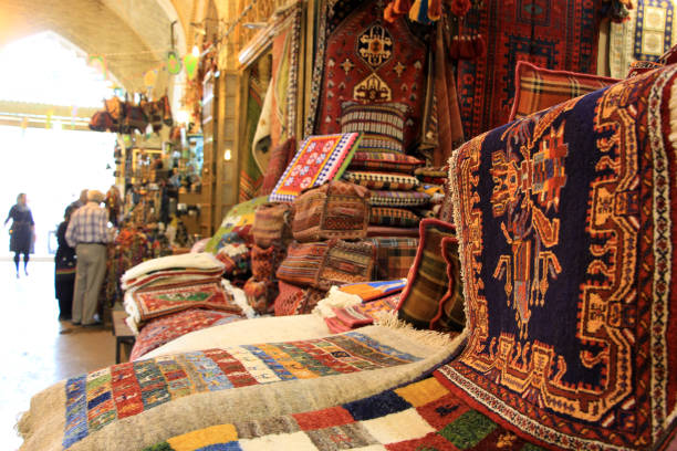 tapis persan vendu dans le bazar de shiraz - carpet rug persian rug persian culture photos et images de collection