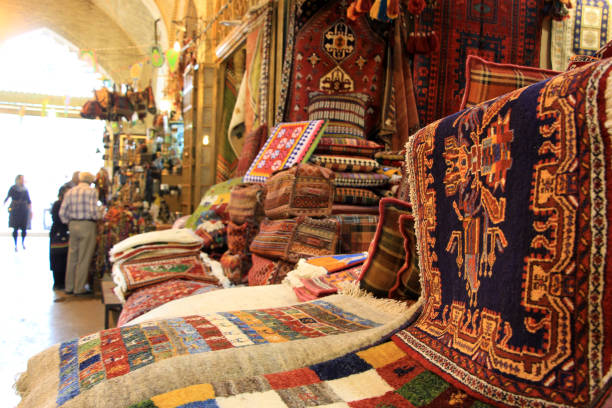 tappeto persiano venduto nel bazar di shiraz - carpet rug persian rug persian culture foto e immagini stock
