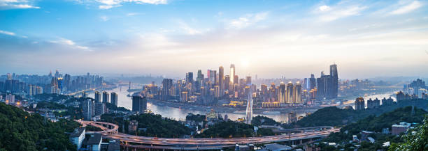 skyline moderna do metropolis, chongqing, china, panorama de chongqing. - chongqing china bridge asia - fotografias e filmes do acervo