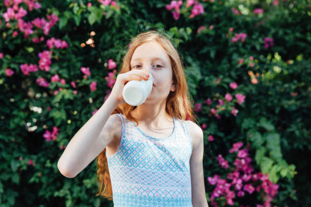 beau lait potable d’enfant - milk child drinking little girls photos et images de collection