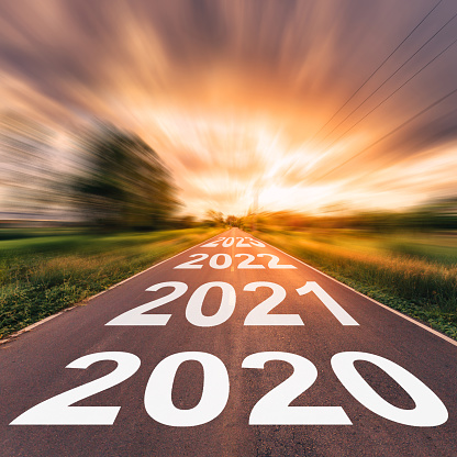 Carretera asfaltada vacía y concepto de año nuevo 2020. Conduciendo en un camino vacío a los goles 2020. photo