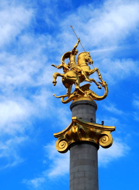 estátua dourada de st. george em uma coluna em tbilisi - st george dragon mythology horse - fotografias e filmes do acervo