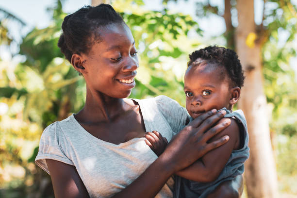 アフリカの母と娘 - africa african descent women poverty ストックフォトと画像