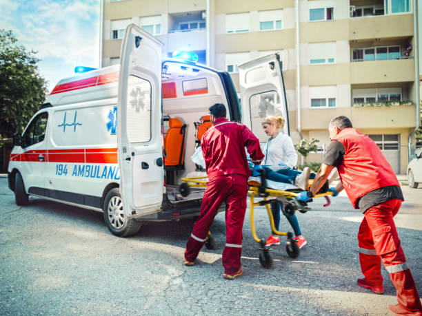 парамедик команды нажатия носилки - hospital healthcare and medicine urgency emergency services стоковые фото и изображения