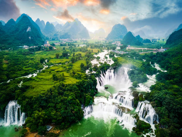 ban gioc detian waterfall al confine tra cina e vietnam - guilin foto e immagini stock