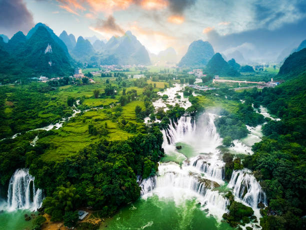 Ban Gioc Detian Waterfall at the Border of China and Vietnam Ban Gioc Detian Waterfall landscape at the Border of China and Vietnam vietnam stock pictures, royalty-free photos & images