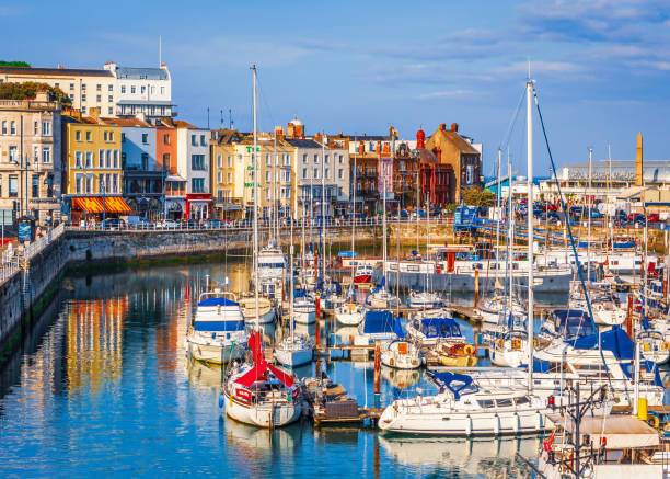 les bâtiments, cafés et restaurants lumineux le long des quais de l'impressionnant port historique royal - ramsgate photos et images de collection