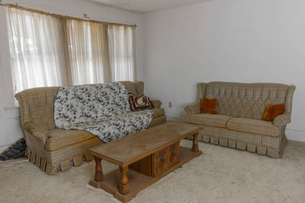 Vintage couches and coffee table left forgotten in an abandoned house Vintage couches and coffee table left forgotten in an abandoned house in the deep south dirty old couch stock pictures, royalty-free photos & images