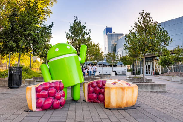 escultura de pie android ubicada en la entrada de googleplex en silicon valley - google plus fotografías e imágenes de stock