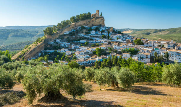 vue panoramique à montefrio, beau village dans la province de grenade, andalousie, espagne. - spanish olive photos et images de collection