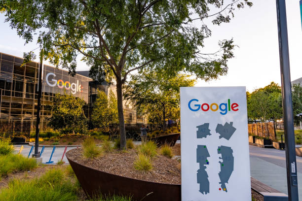 mapa de googleplex e prédio de escritórios no terreno no vale do silício - google advertising - fotografias e filmes do acervo