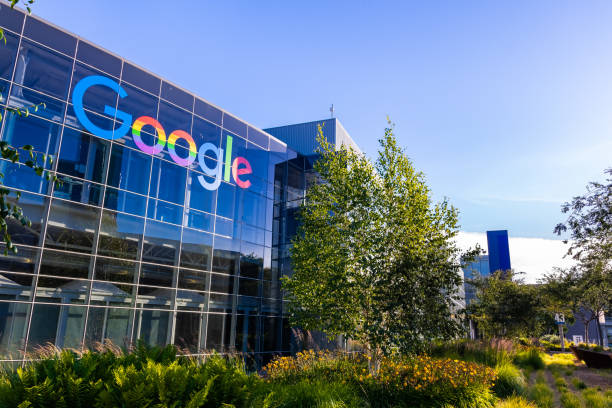 google kantoorgebouw in de campus van het bedrijf in silicon valley - google stockfoto's en -beelden