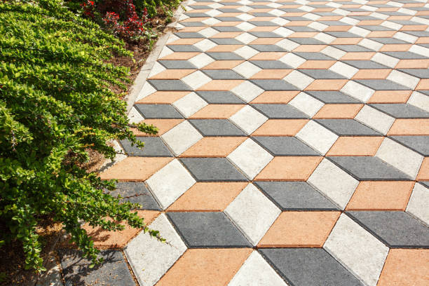 ダイヤモンドの形をした色付きの舗装タイルで庭を舗装します。 - stone paving stone patio driveway ストックフォトと画像