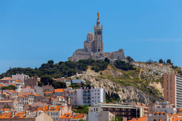 marseille. kathedrale notre dame de la garde an einem sonnigen tag. - marseille notre dame de la garde tower cathedral stock-fotos und bilder