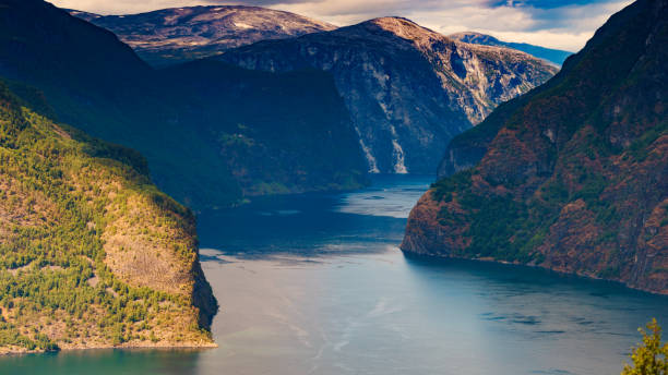 ノルウェーのフィヨルドの風景 aurlandsfjord - aurlandfjord ストックフォトと画像