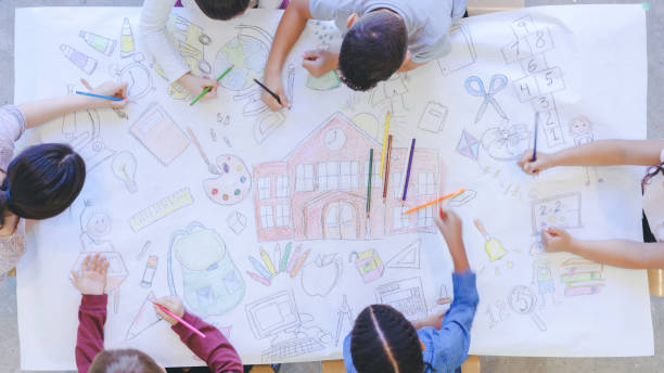 istock Kids Drawing Back to School Mural 1154851639