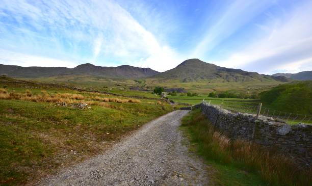 el camino hacia el anciano de coniston y el dow crag - old man of coniston fotografías e imágenes de stock