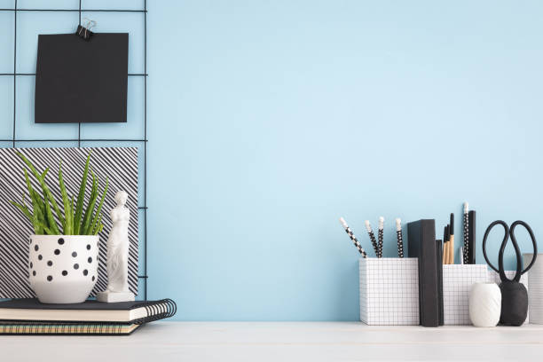 escritorio creativo de oficina con suministros, y pared azul. mock up - inmóvil fotos fotografías e imágenes de stock