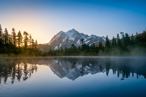 réflexions matinales dans picture lake - mont shuksan photos et images de collection