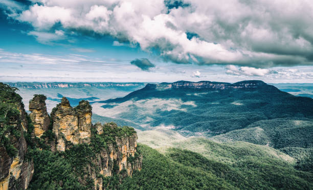 драматический пейзаж nsw австралия - famous place blue mountain range sky стоковые фото и изображения