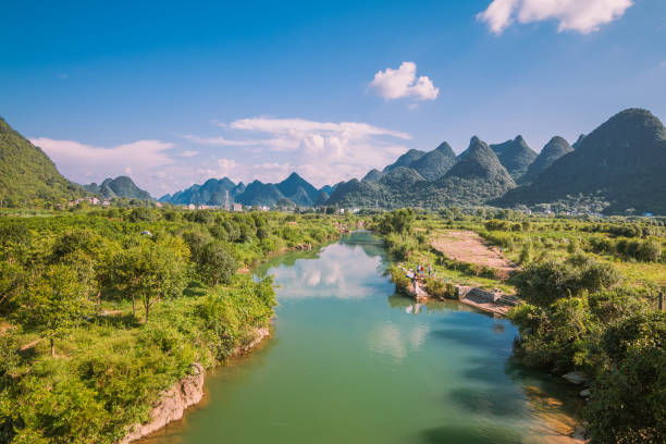陽朔桂林の麗江川とカルスト山の風景 - yangshuo ストックフォトと画像