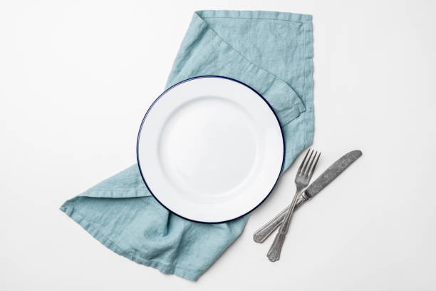 tavolo con piatto vuoto, posate e tessuto di lino - plate blue dishware white foto e immagini stock