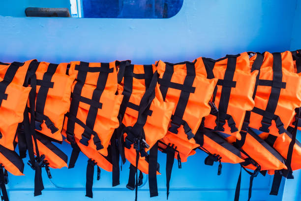 giubbotti di salvataggio su barche del turismo marino. - life jacket life belt buoy float foto e immagini stock