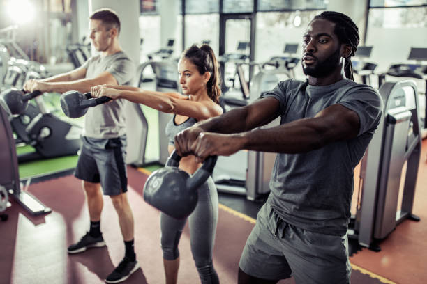 젊은 스포츠 사람들은 체육관에서 주전자 종과 강도 훈련을. - men weight training african descent male 뉴스 사진 이미지