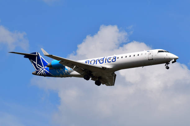 nordica bombardier crj-700 - crj 700 stock-fotos und bilder