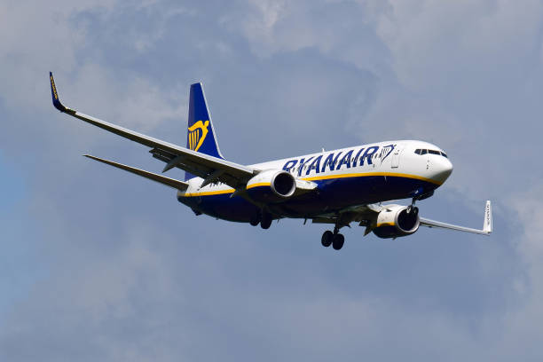 boeing 737 ryanair - wing airplane boeing 737 jet foto e immagini stock